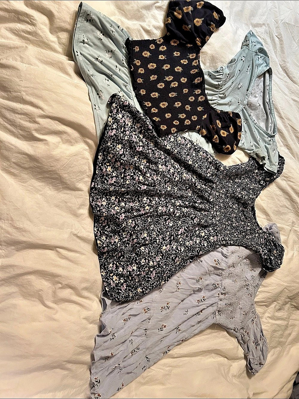 4 Hollister items! 3 Dress Floral Mini Dresses and top. All XS